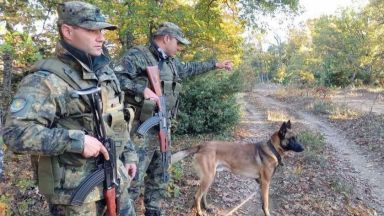 Военнослужещи от сухопътните войски изпълняват дейности с 20 единици техника