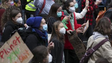 Хиляди млади екоактивисти от цял свят сред които Грета Тунберг