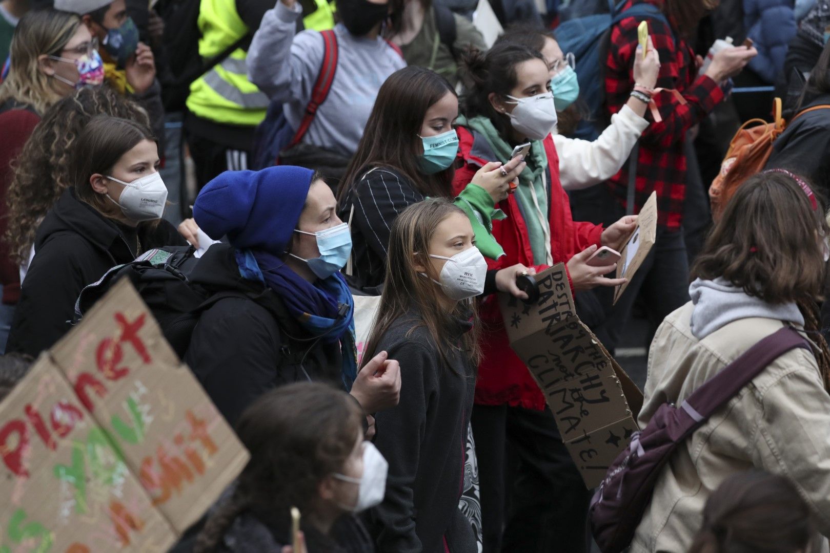 Грета Тунберг, в центъра, по време на шествие с други млади активисти по улиците на Глазгоу, Шотландия, петък, 5 ноември 2021 г., който е градът домакин на COP26 срещата на върха на ООН за климата