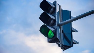Столичната община започна поетапно да премахва функцията мигащ зелен сигнал