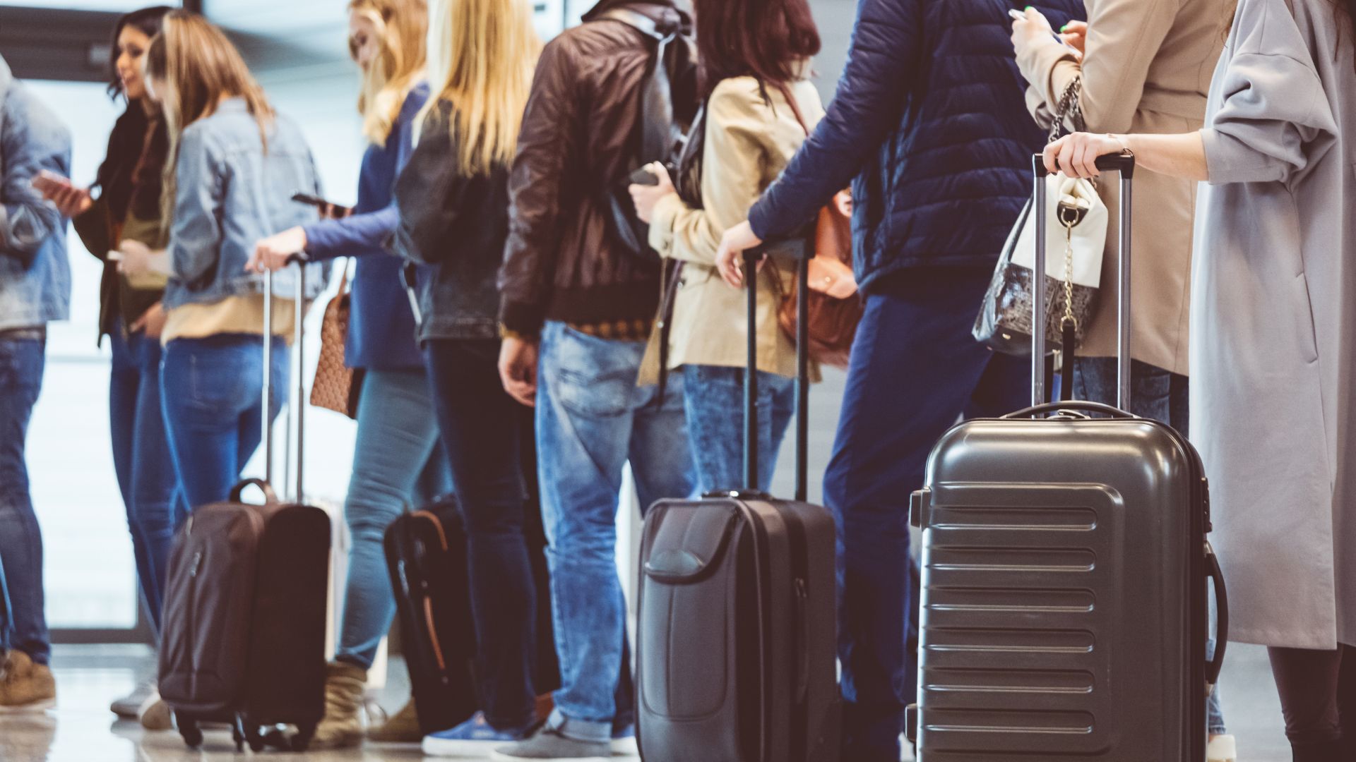 "Грийнпийс": Трябва да забраним кратките полети и да преминем от самолети към влакове