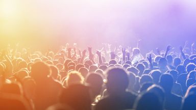 Най малко осем души загинаха и много бяха ранени при блъсканица