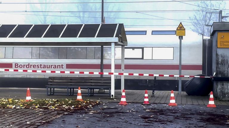 Човек е загинал и най-малко 30 са ранени при влакова