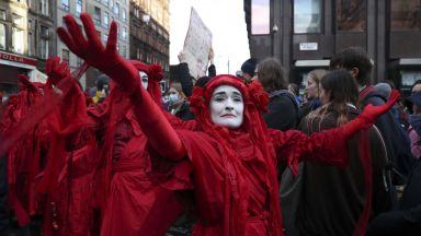 Хиляди протестиращи се събраха в шотландския град Глазгоу където се