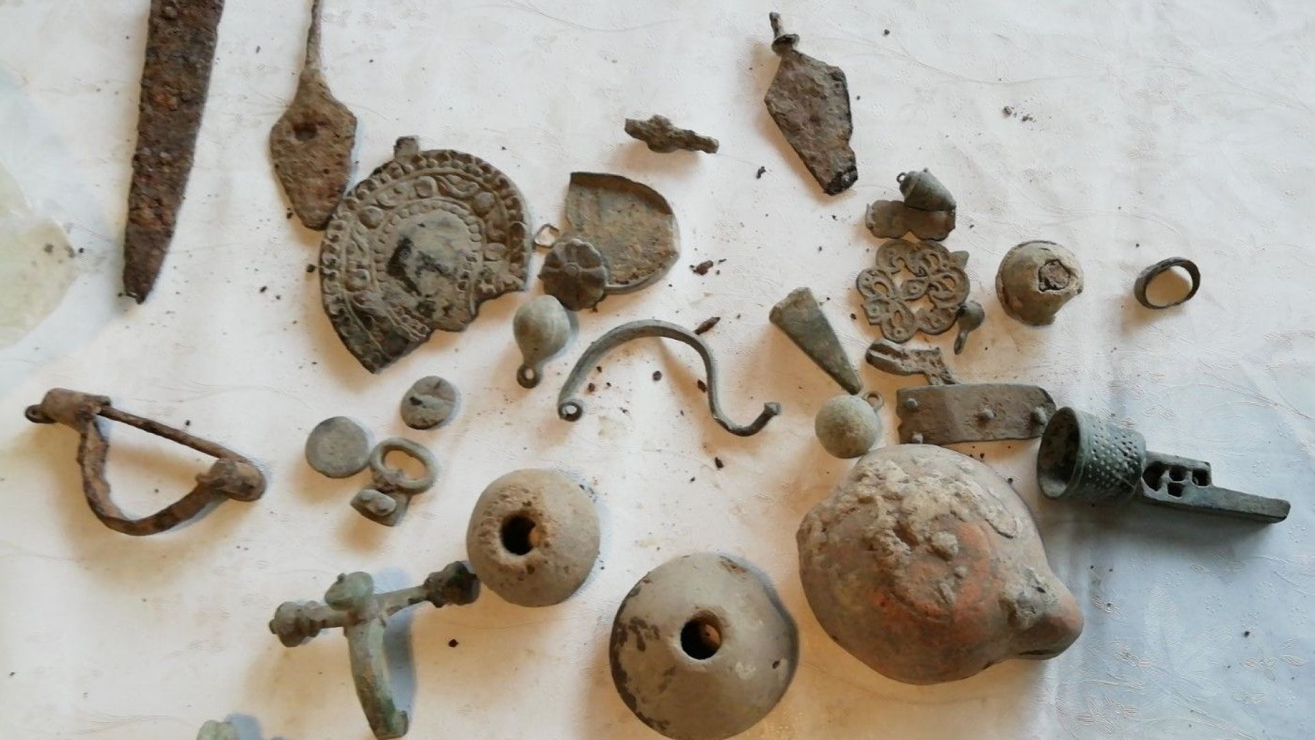 Разбиха престъпна група за търговия с археологически находки