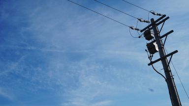 Електрически стълб е наклонен опасно към къща в центъра на