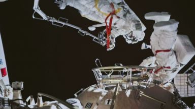 За първи път китайка излезе  в космоса