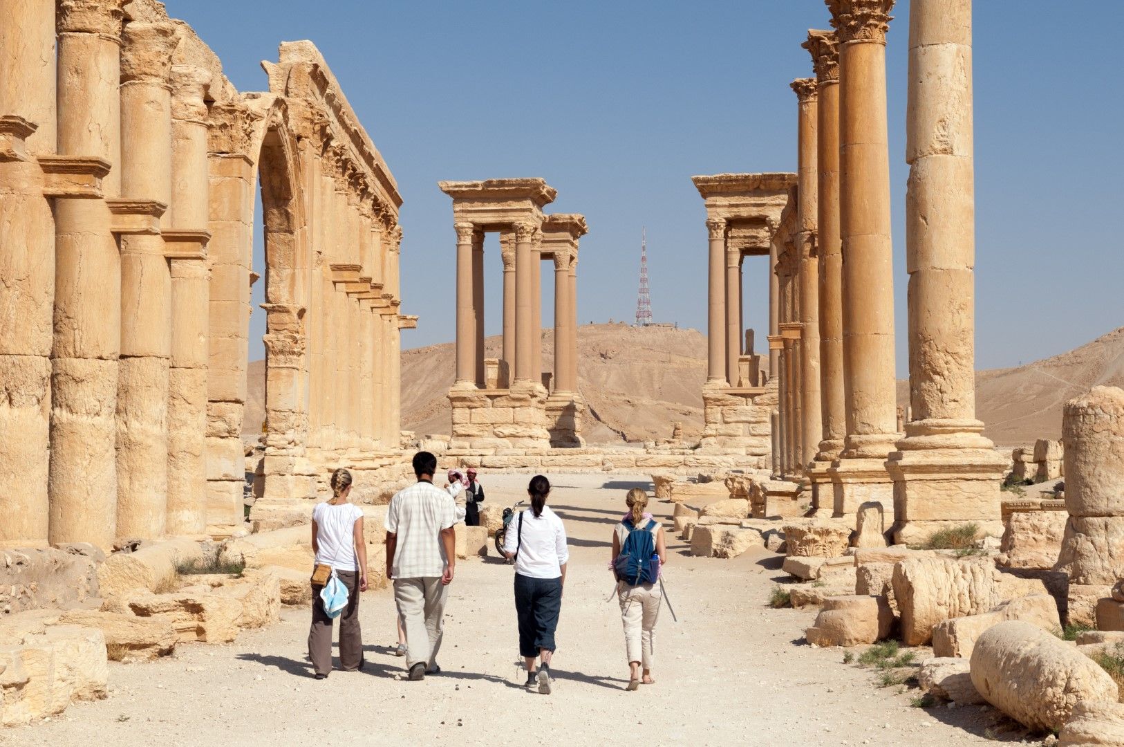 Сирия преди войната: туристи се разхождат сред защитените от ЮНЕСКО римски останки в град Палмира