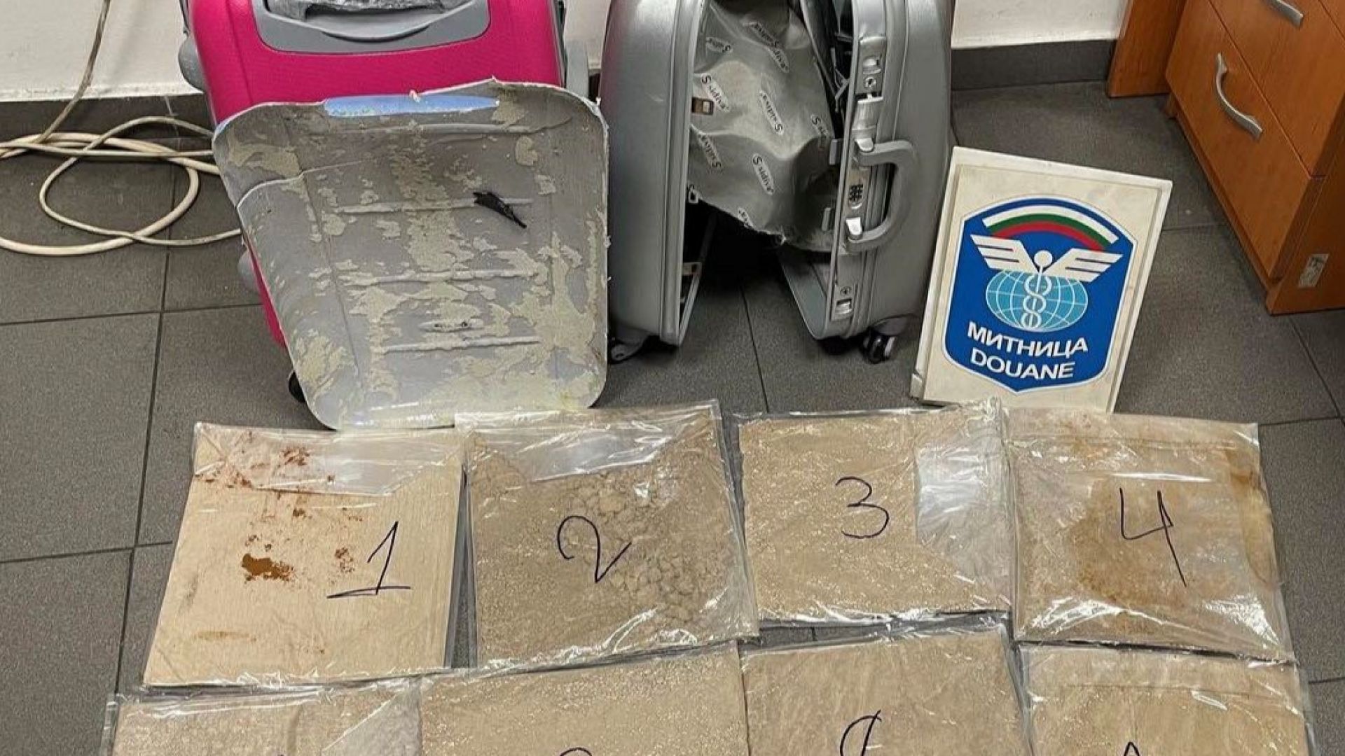 Откриха над 4 кг. хероин в двойни стени на куфари