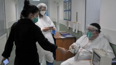 Болниците продължават да са на ръба заради пика на пандемията