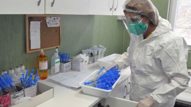 Новите случаи на коронавирус в България остават под десет хиляди