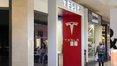 "Тесла" с отстъпки за двата от най-продаваните си модели: Забавя ли се търсенето на електромобили?