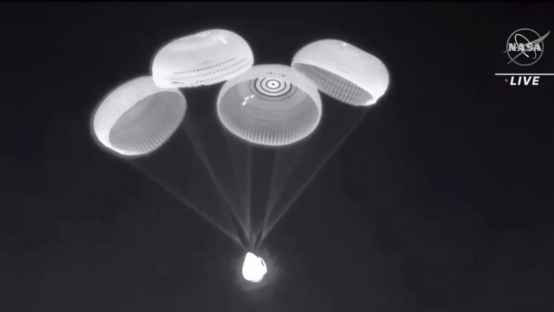 Космическата капсула на "SpaceX" се приводни успешно в Мексиканския залив (видео)