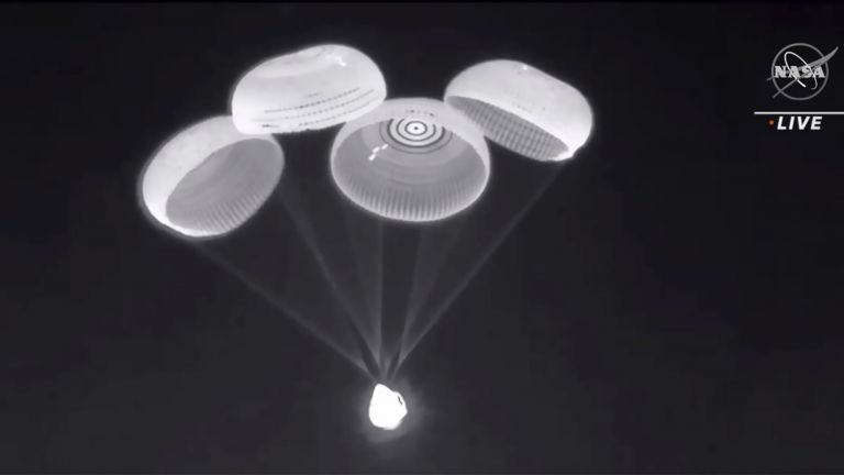 Космическата капсула на "SpaceX" се приводни успешно в Мексиканския залив (видео)