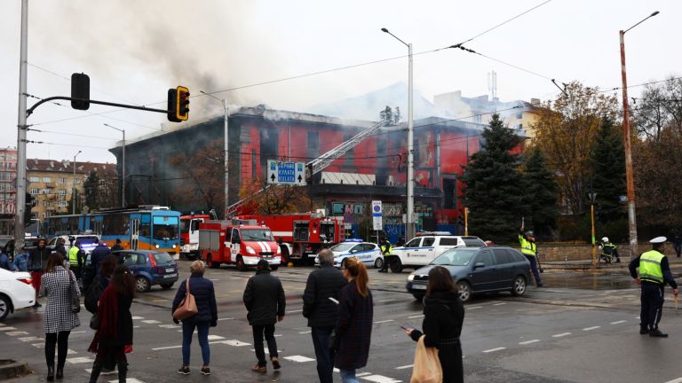 Пожар избухна в емблематична сграда в центъра на София, показват
