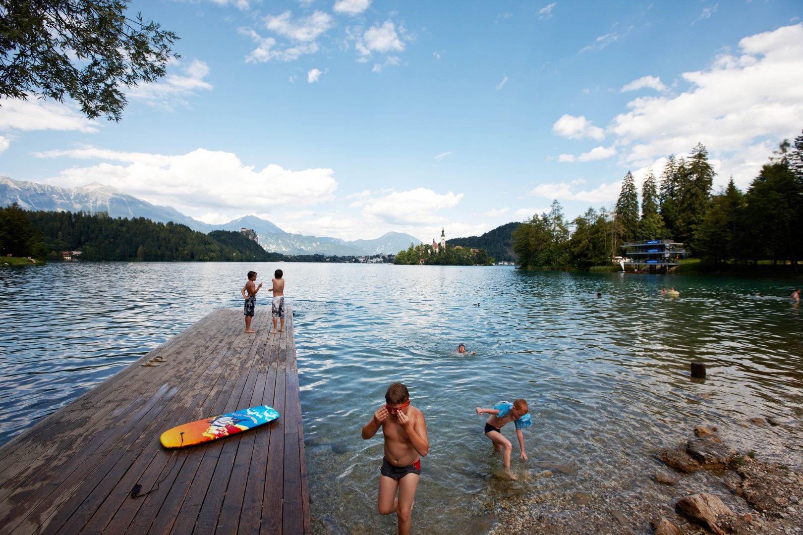 Къпането в езерото е разрешено и мнозина се наслаждават на топлото време край бреговете му