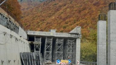 Пускат движението през почти завършения тунел при свлачището над село