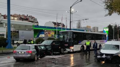 Жена пострада при тежка катастрофа на кръстовището на кръстовището на