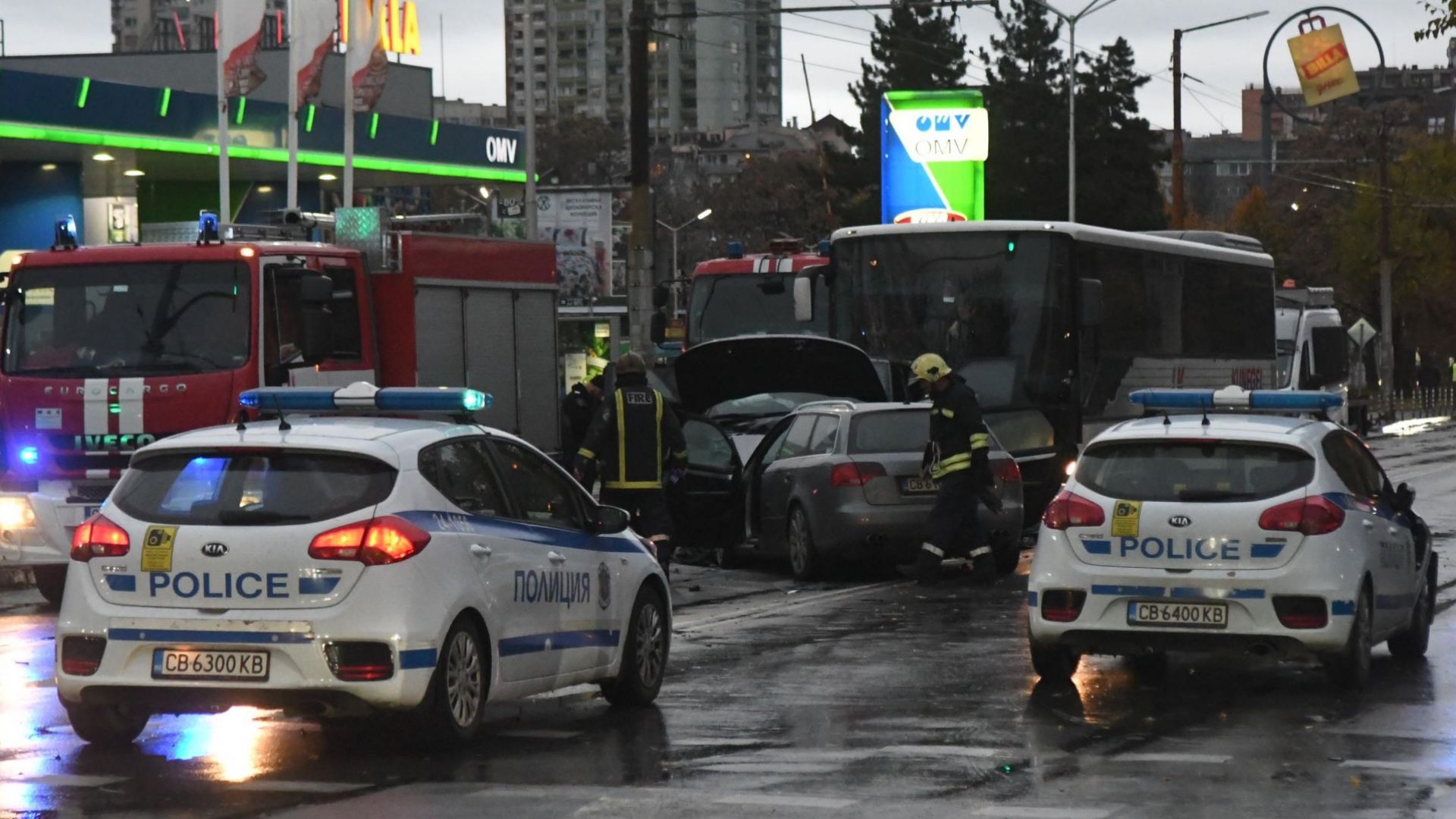 Шофьор помля 20 коли при гонка с патрулка в София, трима са в "Пирогов" (снимки/видео)
