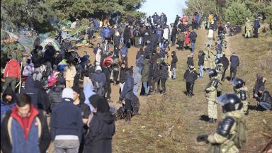 Две големи групи мигранти пробиха полската ограда, Варшава обвини Путин за кризата