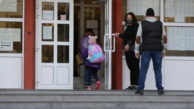 Учениците от 1 до 4 клас в 13 те области на