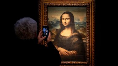 Екоактивист хвърли торта по „Мона Лиза“ в Лувъра (видео)