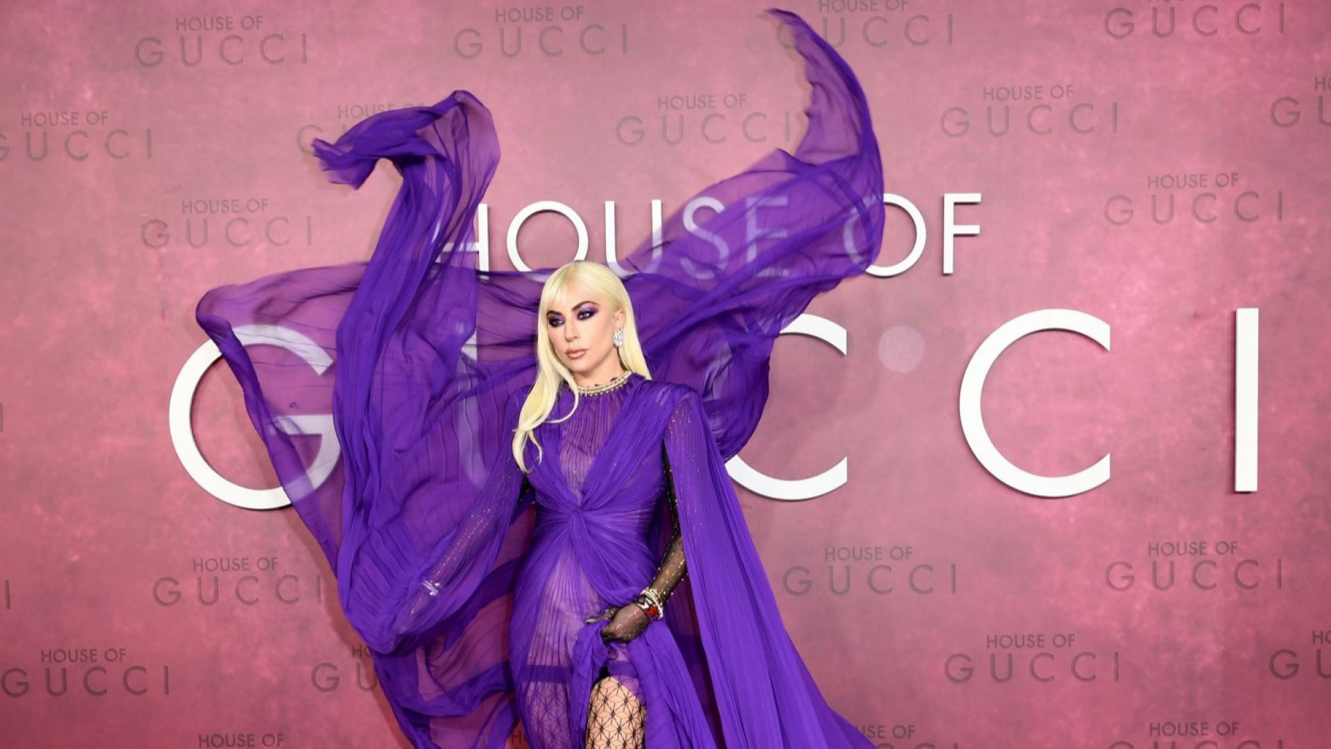 Лейди Гага - убийствено изкушение по червения килим на премиерата на "Домът на Гучи"