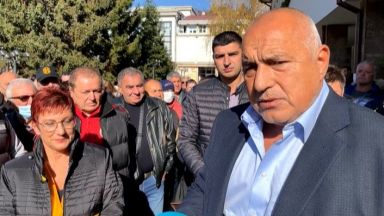 Докато се занимават с глупости с чекмеджета с това кой