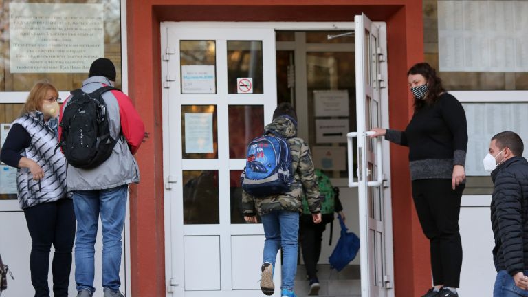 Вече е тотално належащо всички ученици да се върнат в