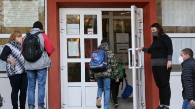 Всички ученици в страната ще учат присъствено от днес Регионалните