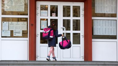 Повече от 3200 ученици от V до XII клас днес