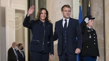 Френският президент Еманюел Макрон и вицепрезидентката на САЩ Камала Харис