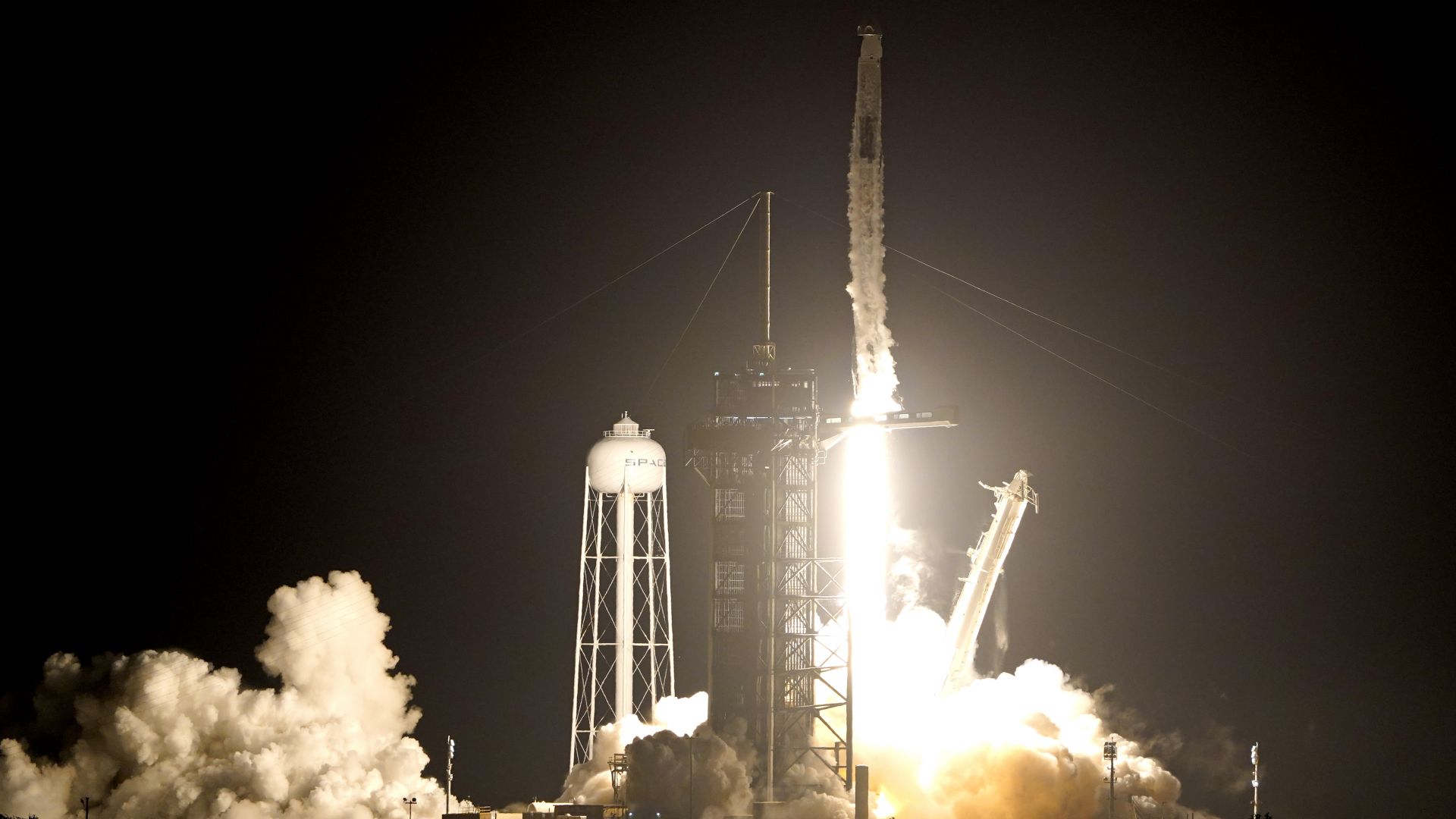 NASA и SpaceX изпратиха нов екипаж астронавти на МКС за 6 месеца (видео)