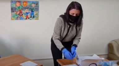 Нова пратка от 86 000 теста за учениците днес ще