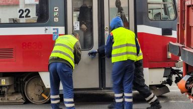 Жена е била пометена от трамвай номер 12 в центъра