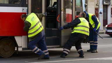 Трамвай по линия 22 аварира на спирка и не можа