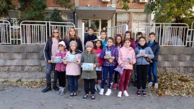 Близо 60 цветни картички със специално послание получиха болнолежащи и