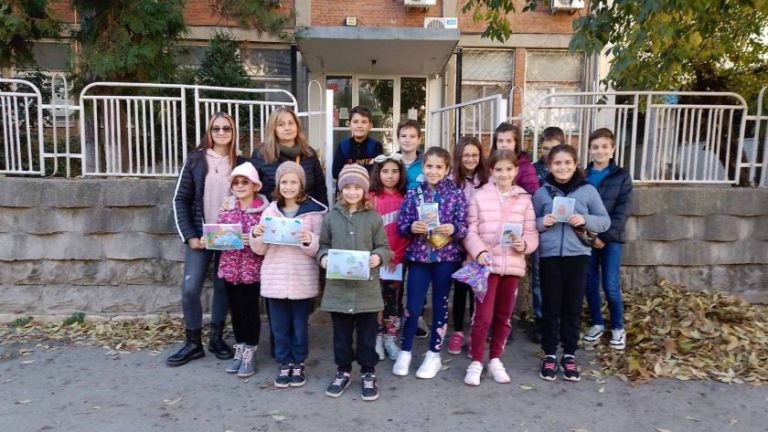 Близо 60 цветни картички със специално послание получиха болнолежащи и