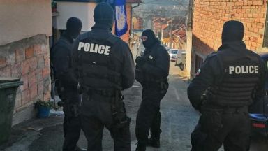 Мъж се е барикадирал от снощи в къща в село