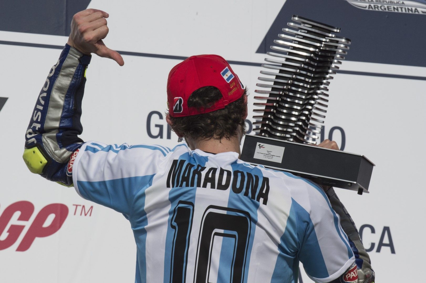 2015 г. След победа в Гран при на Аржентина, Роси облече фланелката на великия Марадона.