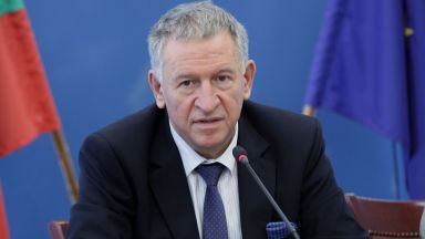 Казусът с тестовете за учениците са удобен повод да уронване