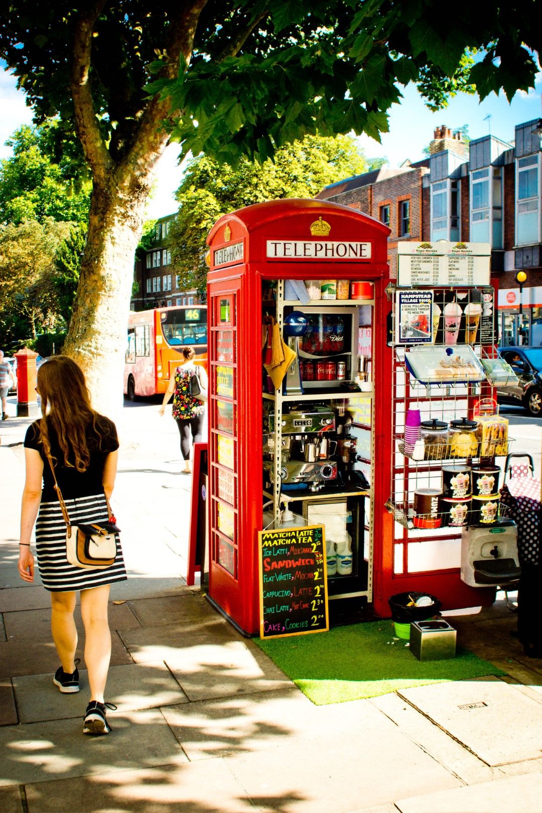 Лондонска телефонна будка, превърната в улично кафене