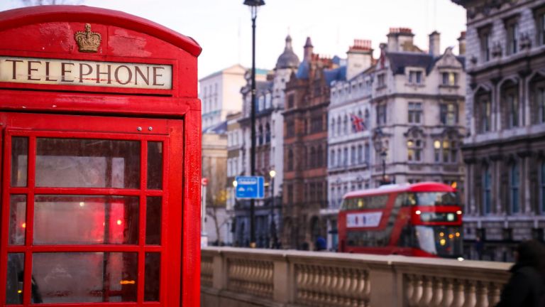 Защо телефонните будки в Лондон не изчезват (и в какво са превърнати някои)?