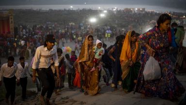 Властите на индийската столица Делхи разпоредиха днес затварянето на училищата
