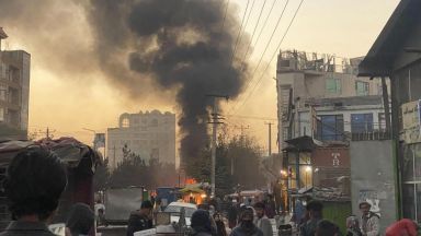 Бомба прикрепена към микробус избухна в гъстонаселен шиитски район на
