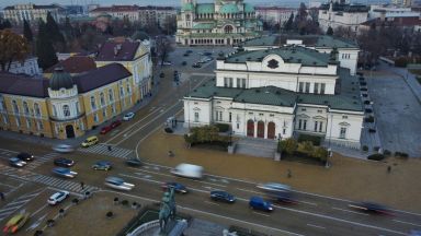 Българските граждани гласуват днес за президент и за Народно събрание