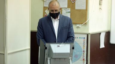 Настоящият президент Румен Радев гласува днес малко след 11 ч