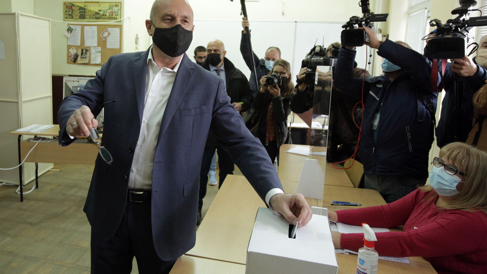 Румен Радев: Който се страхува, че не може да спечели изборите, търси да ги опорочи
