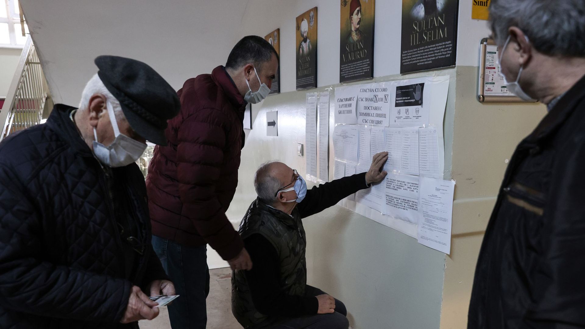 "Тук е като на митинг": Наплив от избиратели за българските избори в Турция