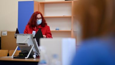 Кандидатпрезидентската двойка Румен Радев Илияна Йотова води в Пловдив